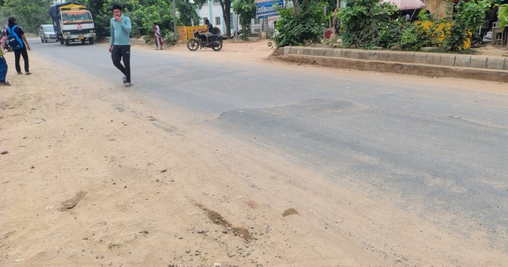 सड़क पर गड्ढे और धूल 