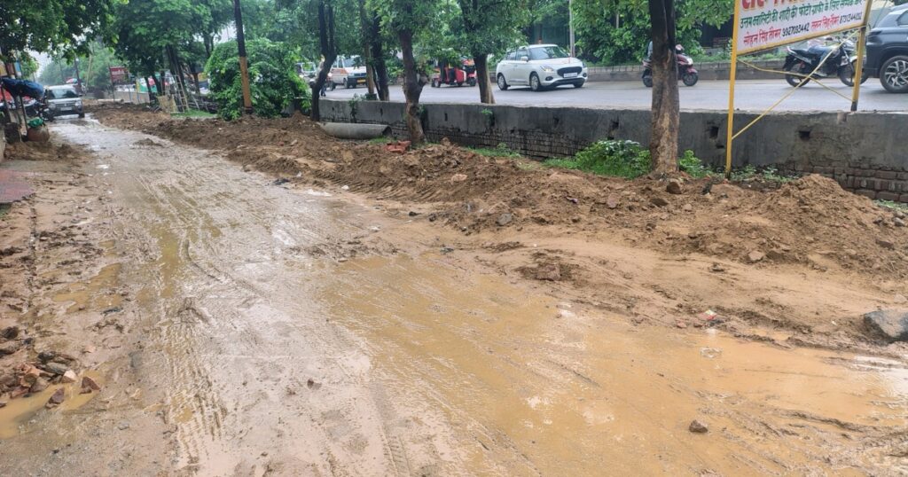 हल्की बारिश के बाद सड़क का दृश्य