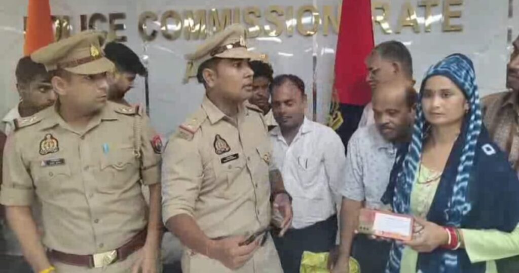 230 गुमशुदा मोबाइल लौटती आगरा पुलिस 