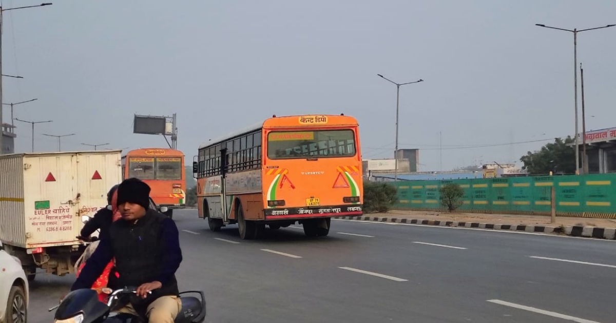 Agra News: आगरा हाइवे पर अवैध स्टॉपेज करने वाली बसों