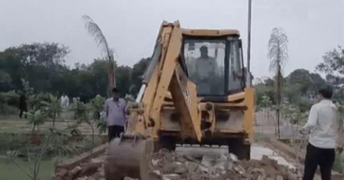 Agra News: अवैध कॉलोनी पर बुलडोजर