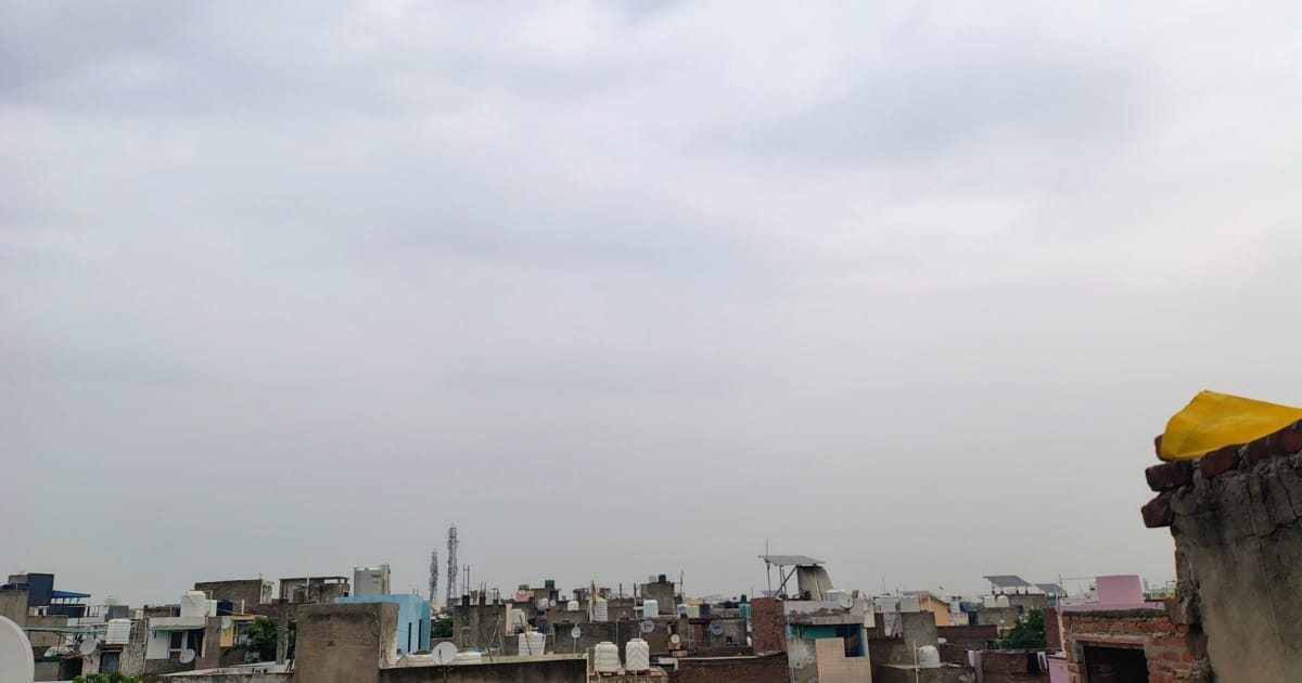Agra Weather News: आगरा में बादल छाए