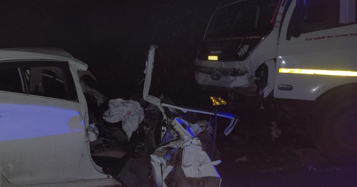 Agra Accident: कैंटर और कार की टक्कर