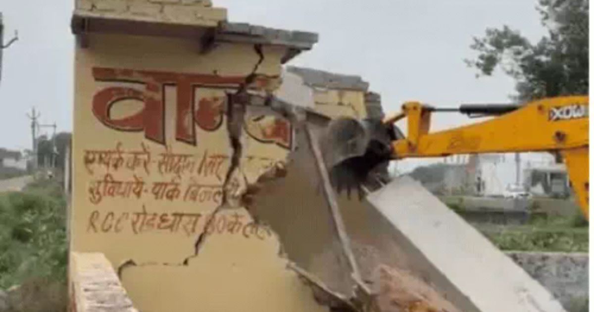 Agra News: रोहता में अवैध कॉलोनी पर बुलडोजर चला