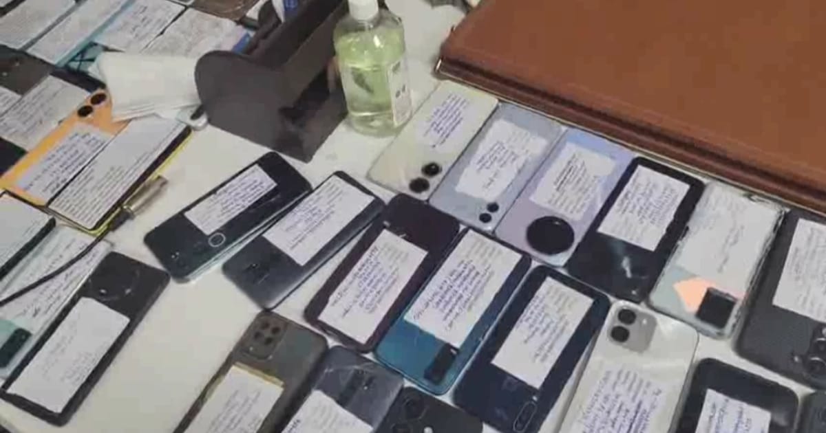 आगरा पुलिस ने 230 गुमशुदा मोबाइल लौटाएं