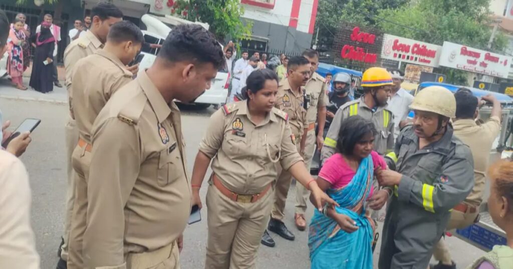 आगरा की महिला लखनऊ में टावर पर चढ़ी 