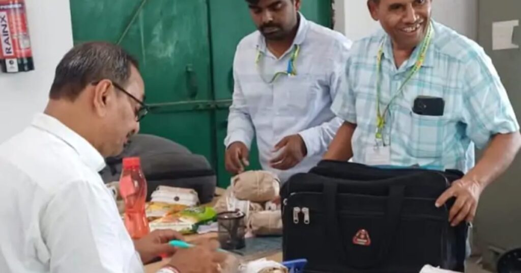 आटा मिल की जांच करते अधिकारी