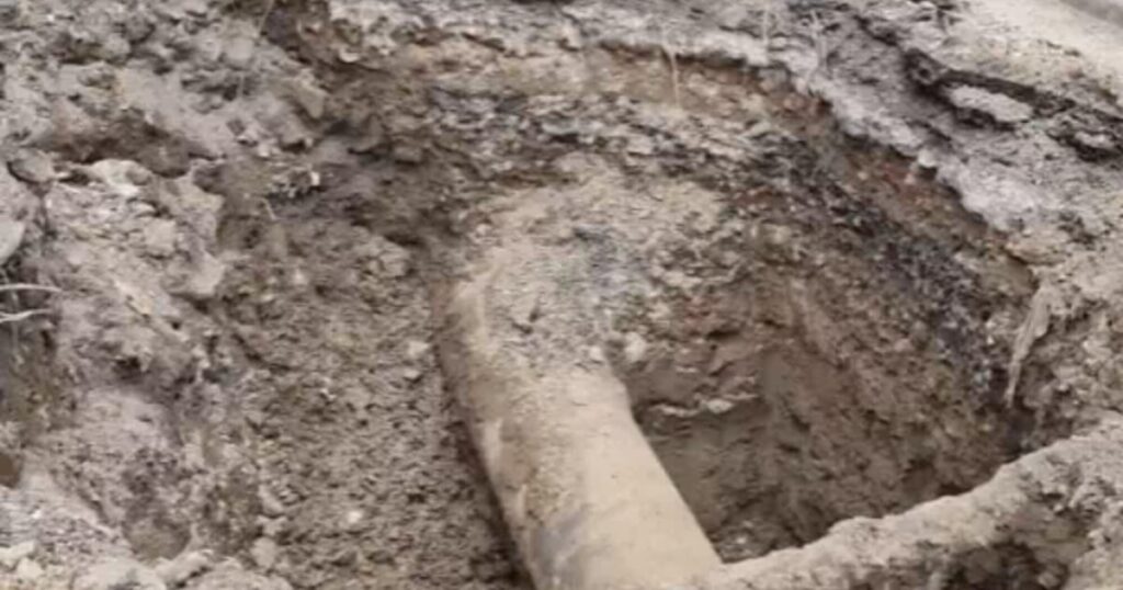 आगरा में पाइपलाइन क्षतिग्रस्त होने से पानी सप्लाई बंद 