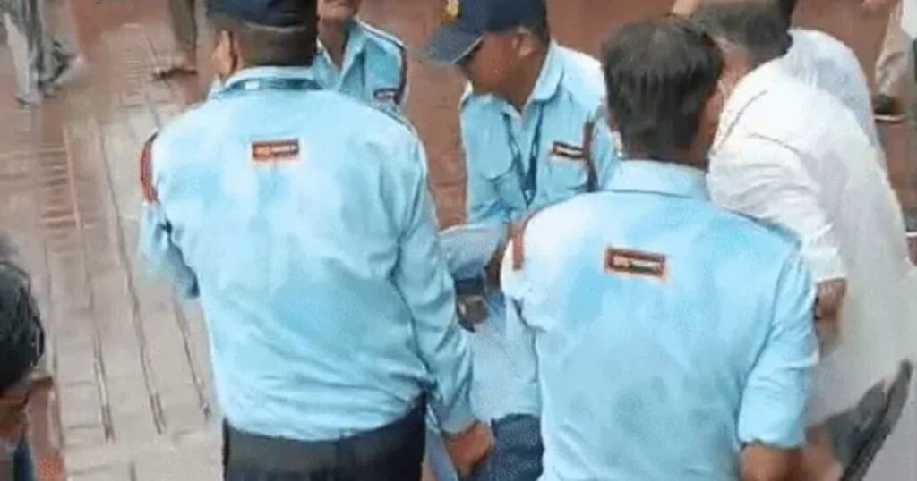 आगरा ताजमहल कर्मचारी मौत