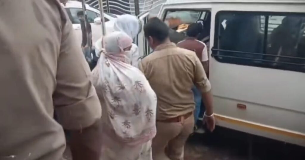 आगरा के नंद प्लाजा में पुलिस की रेड 