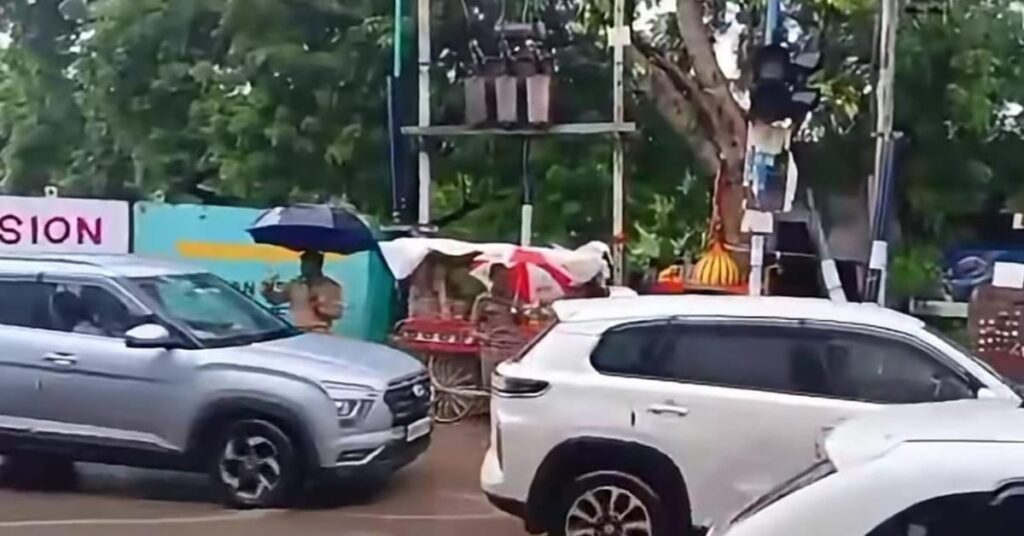 आगरा में पुलिस ट्रैफिक सुचारू करते हुए 