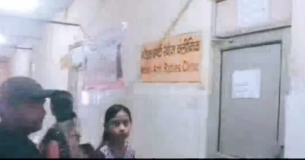 जिला अस्पताल में वैक्सीन न होने परेशान मरीज 