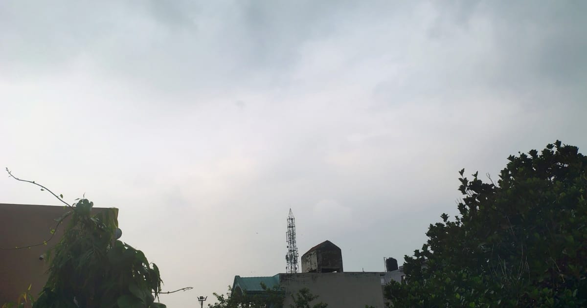 Agra Weather: आगरा में बादलों से ढका मौसम