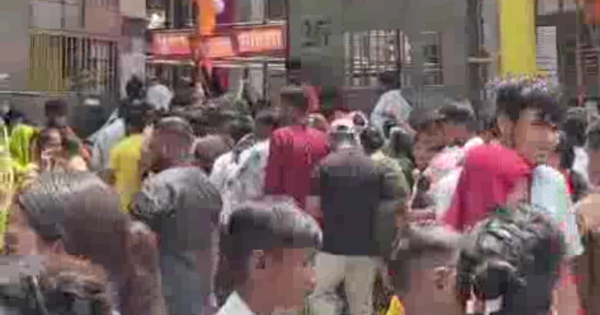 Agra News: राजराजेश्वर मंदिर में जलाभिषेक करते