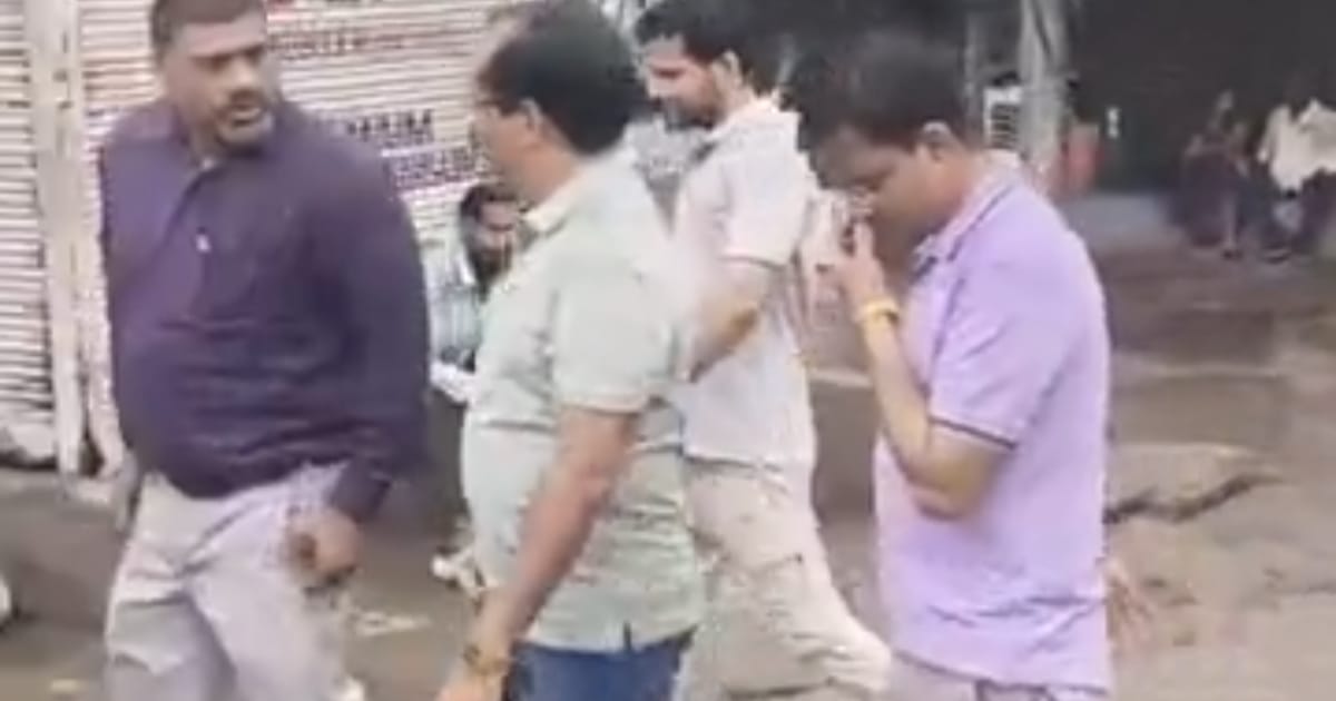 Agra News: आगरा में जलभराव के बीच खुद सड़कों पर उतरे नगर आयुक्त