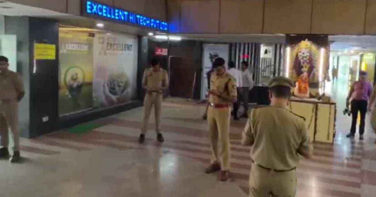 Agra News: नंद प्लाजा बारिस्ता कैफे पर पुलिस कार्रवाई