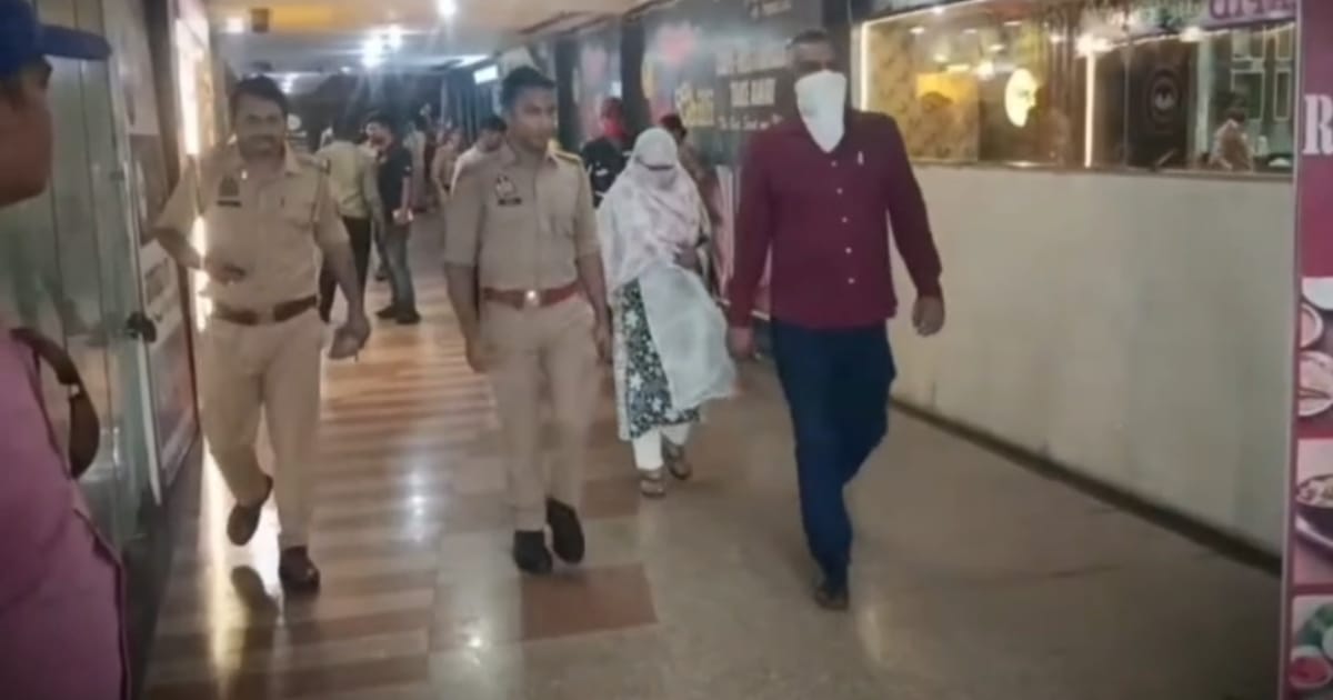 Agra Crime News: आगरा के नंद प्लाजा में पुलिस छापेमारी