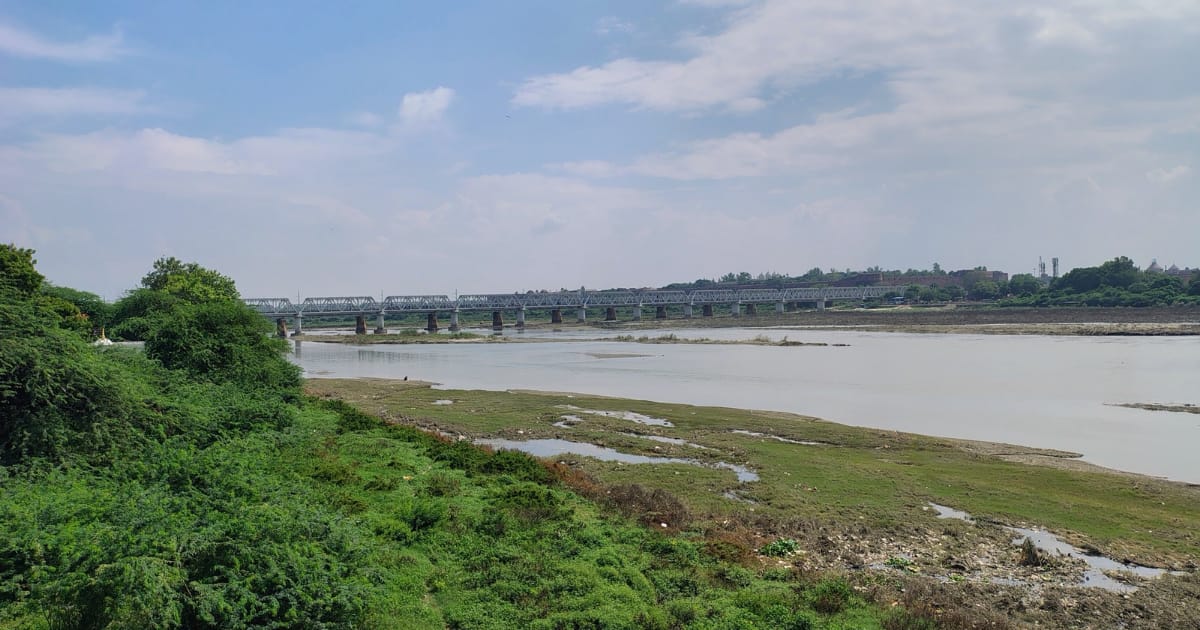 Agra News: आगरा में बढ़ा यमुना नदी का जलस्तर