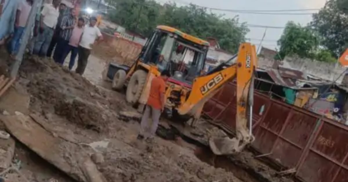 Agra Ki News: मेट्रो कार्य के दौरान टूटी पानी की पाइपलाइन