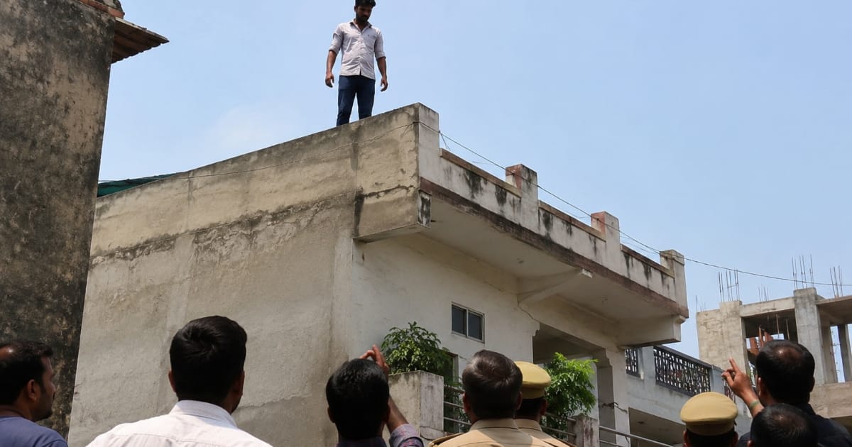 Agra News: तीन मंजिला छत पर चढ़ा युवक