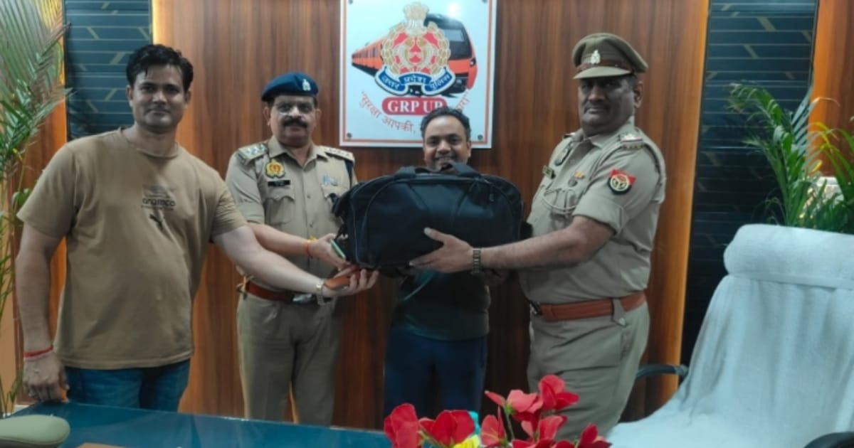 Agra News: 10 लाख का कैमरा बैग बरामद