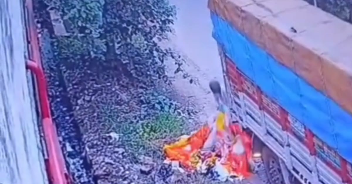 Agra News: आगरा में सड़क किनारे मिले तिरंगे