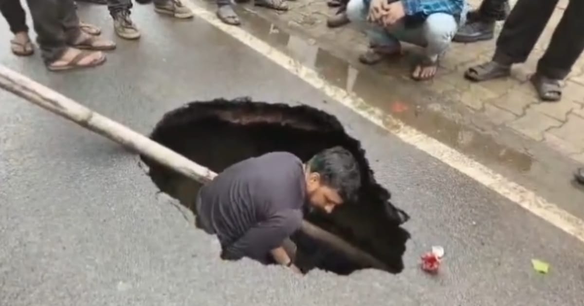 Agra News: आगरा में धंसी सड़क
