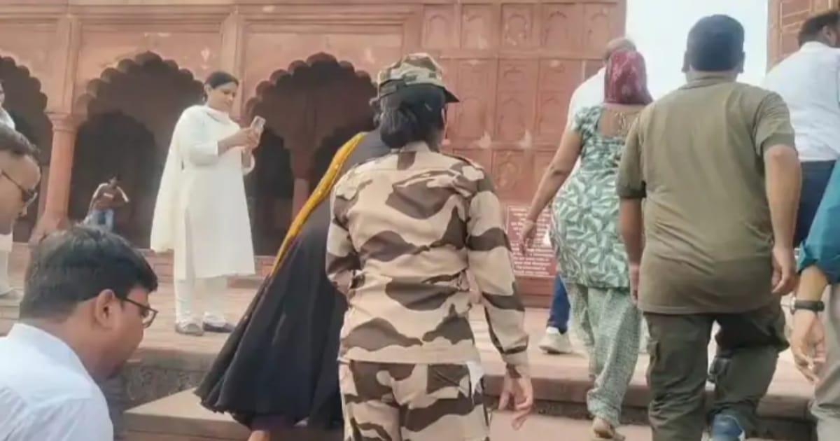 Agra News: ताजमहल पर तिरंगा लेकर पहुंचे हिंदूवादी नेता