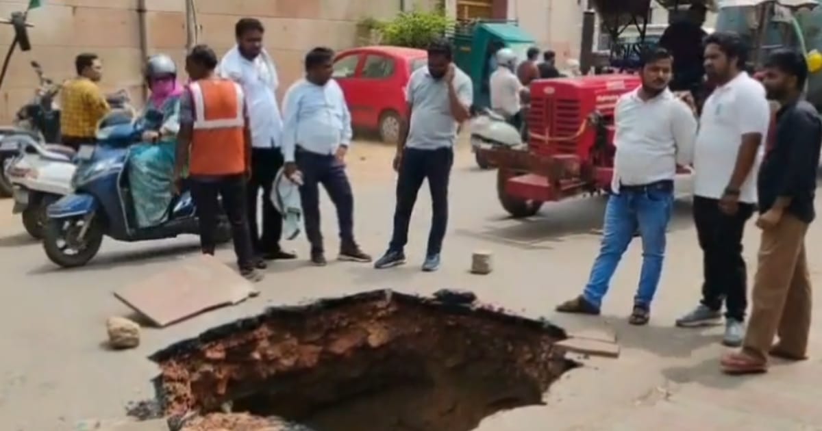 आगरा न्यू राजा मंडी सड़क गड्ढा