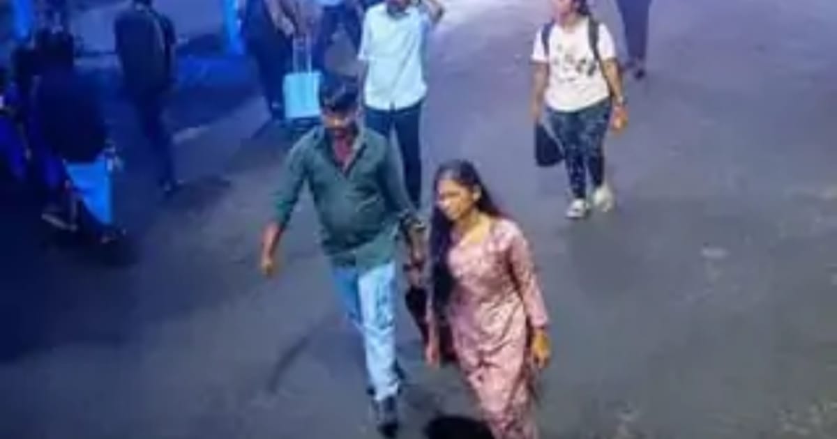 Agra Crime News: ट्रॉली बैग ले जाते 2 लोग