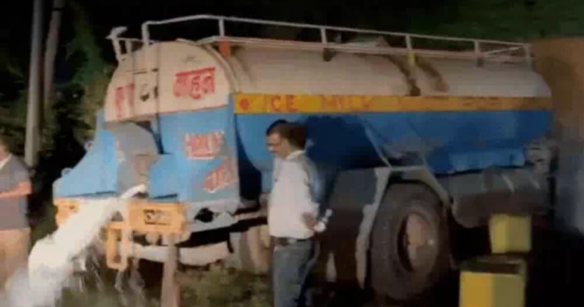 Agra News: आगरा में खाद्य सुरक्षा टीम की दूध टैंकर पर कार्रवाई