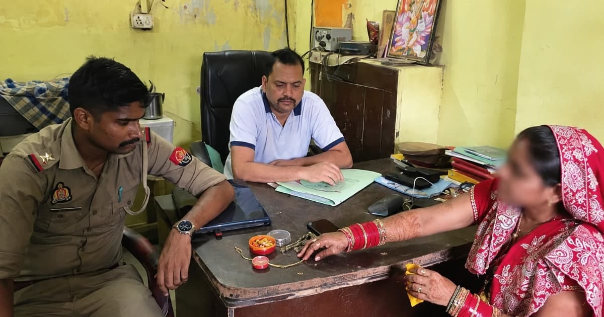 Agra News: आगरा पुलिस महिला का पर्स लौटाया
