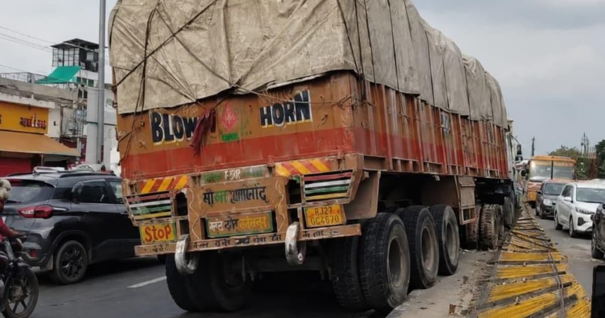 Agra Accident News: आगरा में युवकों को रौंदता ट्रक