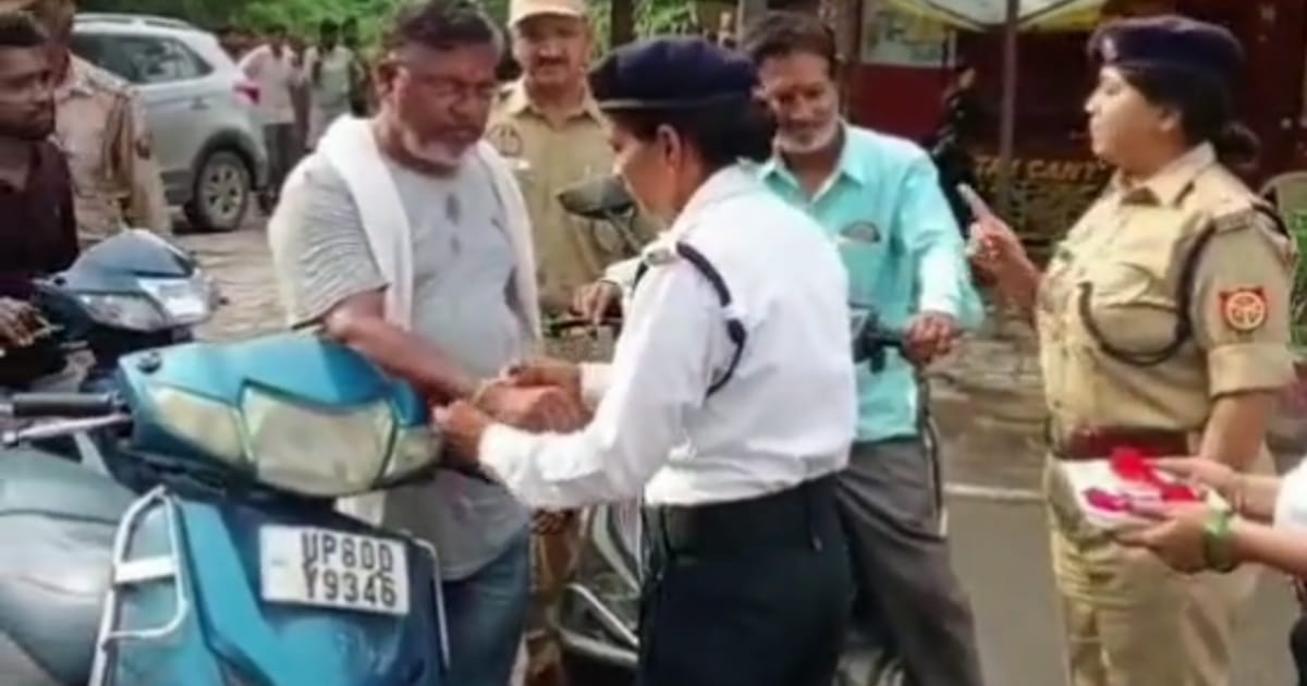 आगरा रक्षाबंधन पर आगरा पुलिस का अनोखा अंदाज, बिना हेलमेट वालों को रोककर बांधी राखी