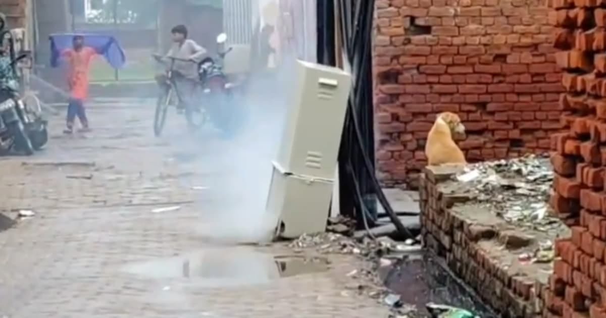 आगरा के टेढ़ी बगिया में जलभराव के बीच बिजली बॉक्स में आग